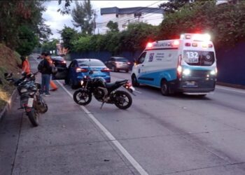 Mujer muere atropellada bajo una pasarela en carretera a Santa Tecla
