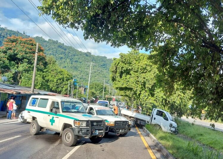 Rescatan a persona atrapada en un automóvil por accidente sobre carretera a Comalapa