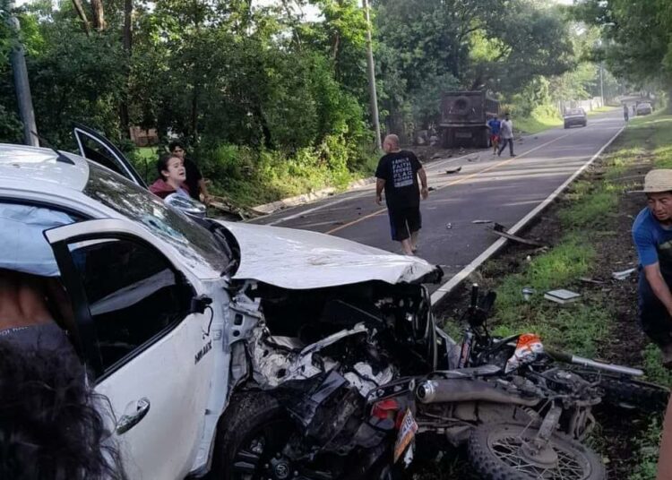 Reportan fuerte accidente entre un pick up y motocicleta en San Miguel