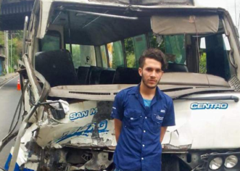 Microbusero concilia con víctimas de accidente que provocó por conducir a excesiva velocidad