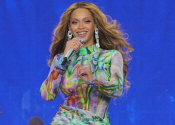 Bailarines de Beyoncé se pelearon con un fan que trató de arrojarle un objeto a la cantante