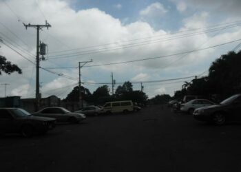 Juez pone periodo de prueba de 6 meses a hombre que hostiga a su vecino por el estacionamiento de un auto en Soyapango