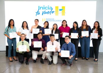 Banco Hipotecario graduó a un grupo de jóvenes como cajeros