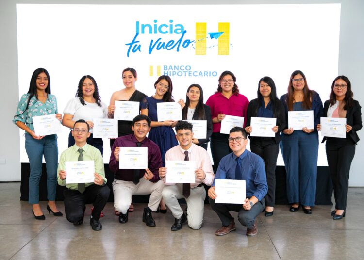 Banco Hipotecario graduó a un grupo de jóvenes como cajeros
