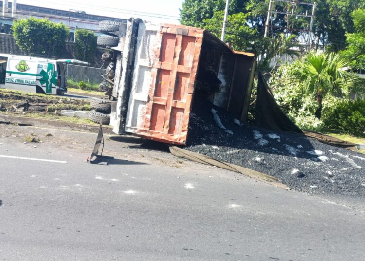 Se reporta camión volcado sobre bulevar del Ejército
