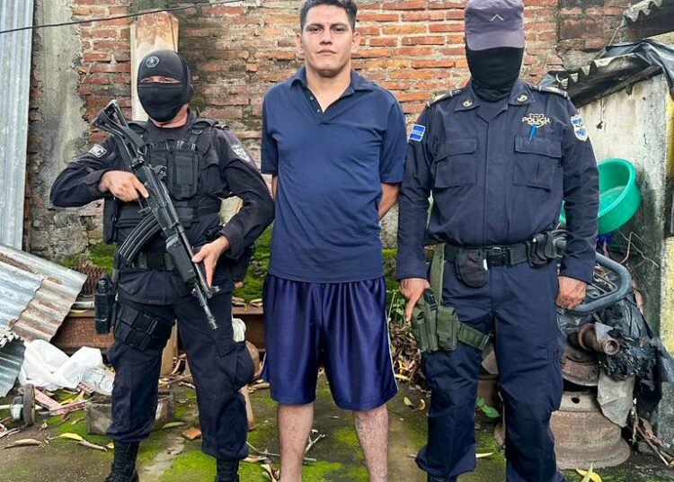 Capturan a pandillero que se escondía en un taller de pintura