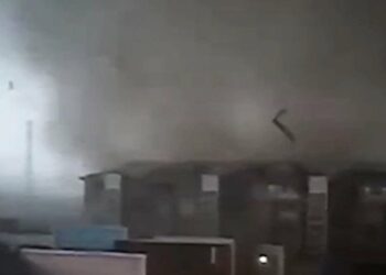 (IMÁGENES FUERTES) Un tornado azota la ciudad de Nancai, en Beijing, China