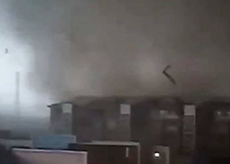 (IMÁGENES FUERTES) Un tornado azota la ciudad de Nancai, en Beijing, China