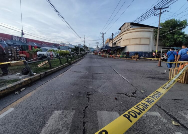 Restringen paso vehicular en cercanías de mercado La Tiendona por hundimiento de la calle