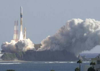 Japón lanza cohete con módulo lunar y telescopio para investigar orígenes del universo