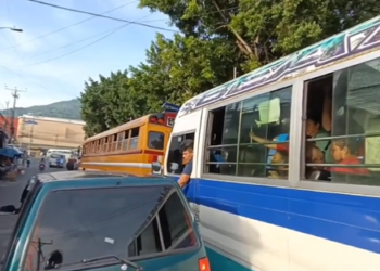 Capturan a microbusero de la 41-A que fue grabado cuando manejaba disputando la vía con otros automovilistas