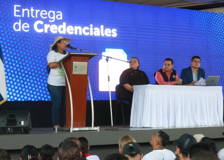 Ministro de Trabajo entregó este martes 1,300 credenciales a dirigentes sindicales
