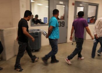 Emergencia en San Diego por liberación masiva de migrantes