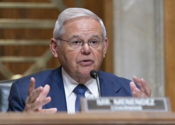 El presidente de la Comisión de Exteriores del Senado de EEUU Bob Menendez, renunció al cargo tras ser acusado de corrupción