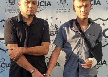 Capturan a dos sujetos que le robaron las pertenencias a una mujer