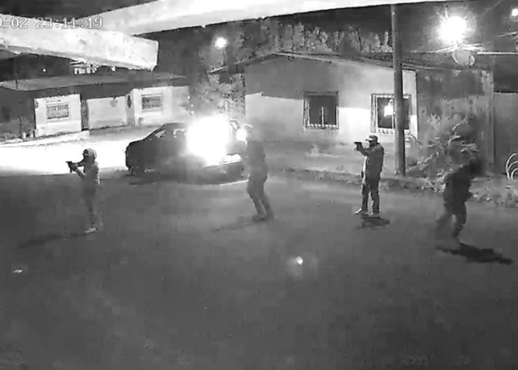 (VIDEO) Detona un explosivo en el coche en el que delincuentes se daban a la fuga en Ecuador