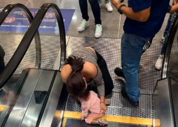 VIDEO | Menor de 2 años sufre accidente en escaleras eléctricas de centro comercial de Apopa