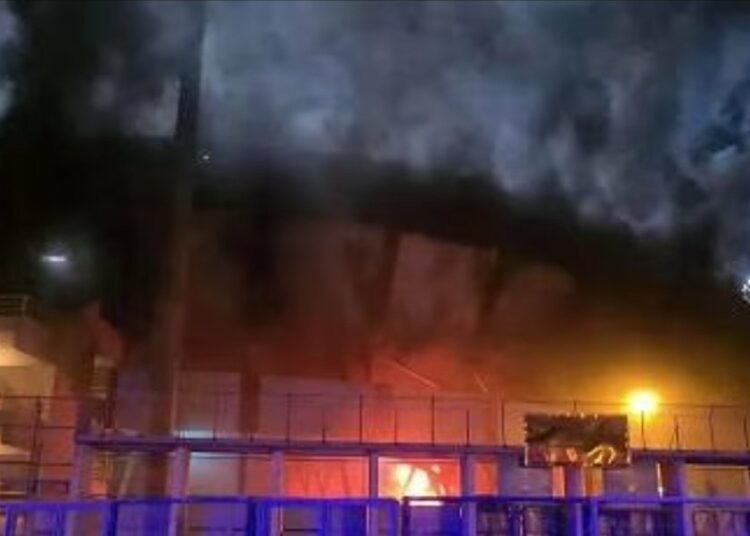 (VIDEOS) En Italia: los hinchas de un equipo del ascenso incendiaron el estadio de su clásico rival