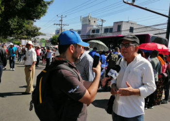 Opositores marchan este 15 de septiembre lanzando insultos frente a menores de edad
