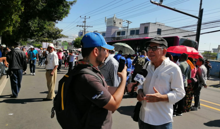 Opositores marchan este 15 de septiembre lanzando insultos frente a menores de edad