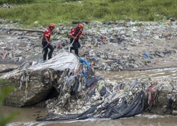 Al menos seis muertos y 13 desaparecidos deja la crecida de un río en Guatemala