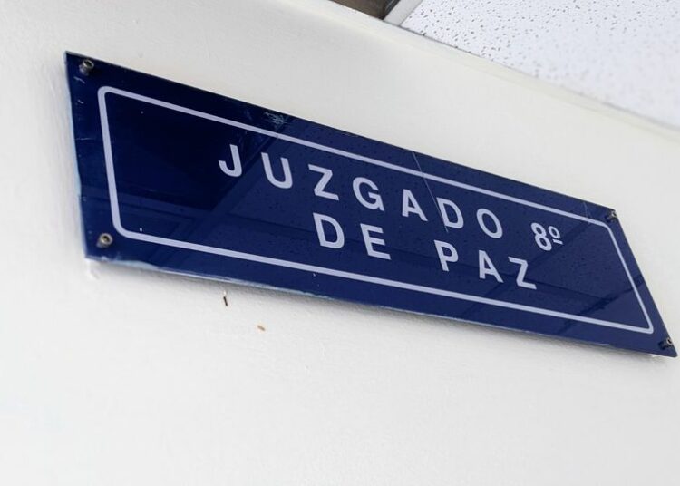 Hombre que fue sorprendido lanzando vísceras de res sobre la avenida 29 de Agosto seguirá en prisión