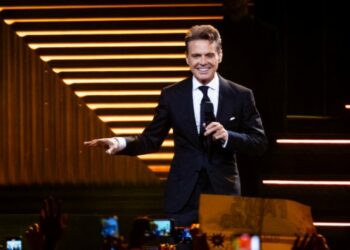 (VIDEO) Así reaccionó Luis Miguel al recoger del escenario una prenda íntima de una fan