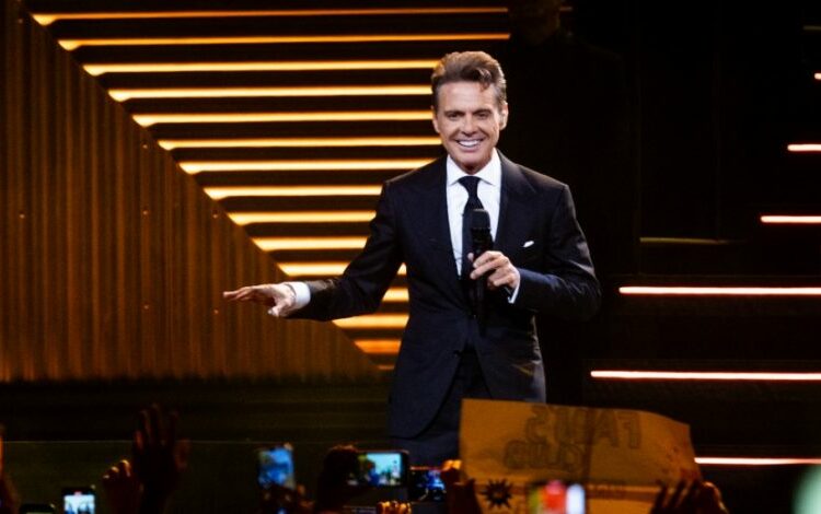 (VIDEO) Así reaccionó Luis Miguel al recoger del escenario una prenda íntima de una fan
