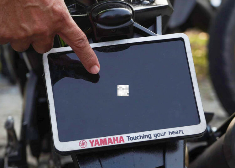Detienen en Malasia a un motociclista con «la placa más pequeña del mundo»