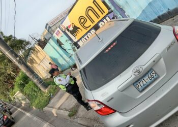 Autoridades multan a varios conductores por usar el celular mientras manejan