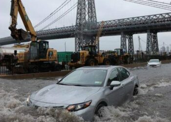(VIDEOS) Fuertes tormentas inundaron las calles de Nueva York: caos de tráfico, vuelos cancelados y partes del metro bloqueadas