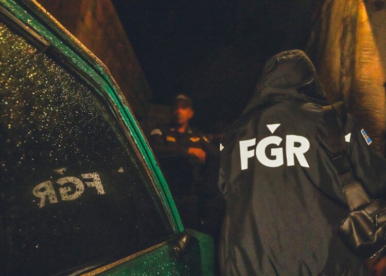 Extorsionistas, estafadores y otros delincuentes fueron detenidos esta madrugada por orden de la FGR en La Paz