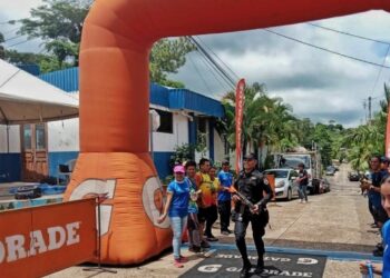 Con uniforme, botas y equipo, policía finaliza carrera de 25 km en Jayaque