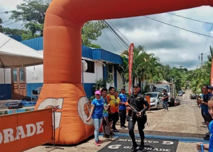 Con uniforme, botas y equipo, policía finaliza carrera de 25 km en Jayaque