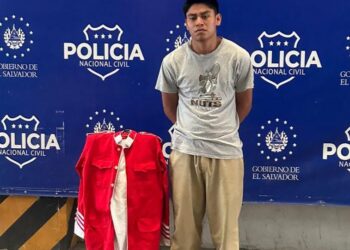 Capturan a sujeto que robó el uniforme a un alumno y lo presumió en redes