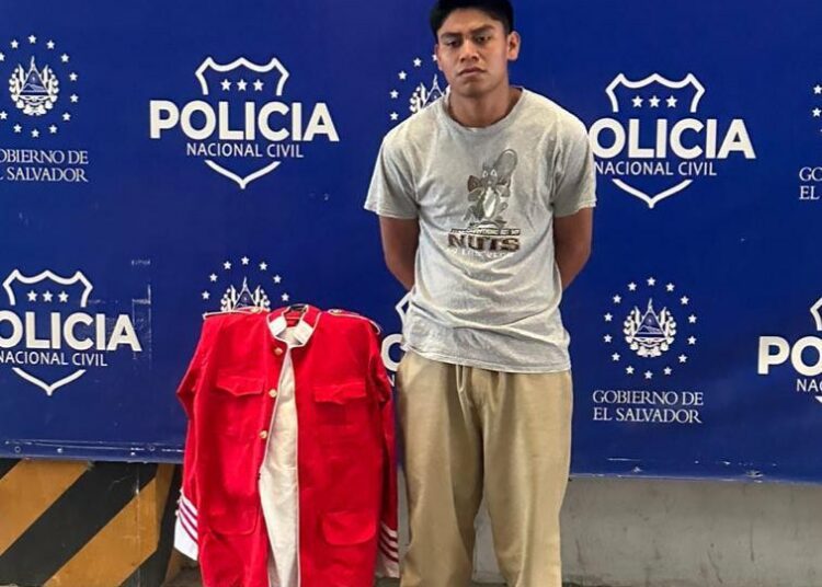 Capturan a sujeto que robó el uniforme a un alumno y lo presumió en redes