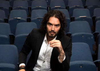 Russell Brand se niega a hablar de su escándalo sexual en su show en vivo