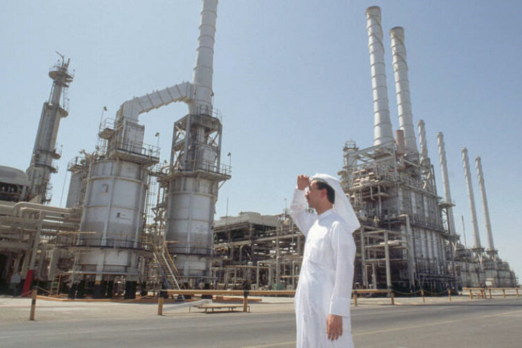 Arabia Saudita y Rusia anunciaron que seguirán reduciendo su producción de petróleo hasta fin de año y sube el precio del crudo