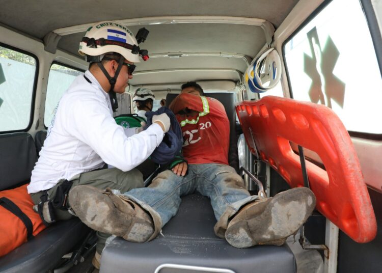 Un trabajador fallecido y varios lesionados tras el colapso de un muro en urbanización Santa Elena