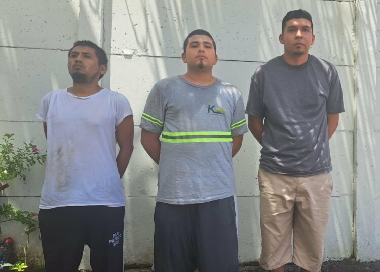 Autoridades capturan a tres terroristas acusados de cometer varios delitos
