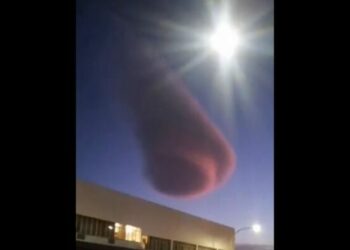 (VIDEO) Se forma una rara nube rojiza sobre una ciudad sudafricana