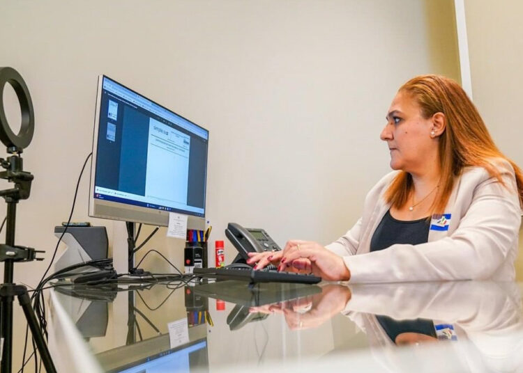 Emiten alrededor de 1,500 DUI diarios en jornadas extraordinarias en el exterior