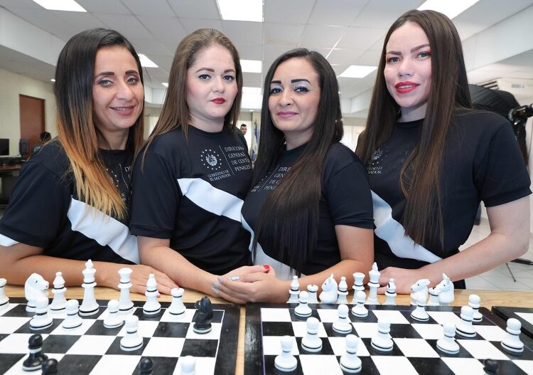 Equipo fememino de ajedrez ganó medalla de bronce en el Campeonato Intercontinental Online de Ajedrez