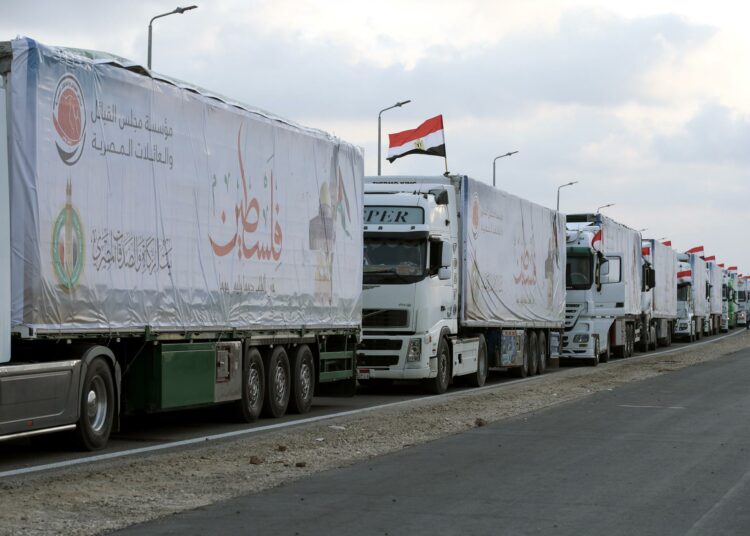 Miles de personas saquean en Gaza los centros de ayuda de la ONU