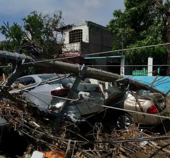 Aumentan a 48 muertos tras el paso del huracán Otis por México