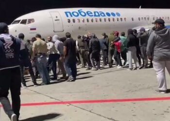 (VIDEOS) Cientos de manifestantes pro palestinos irrumpieron en un aeropuerto en Rusia para atacar a los pasajeros de un avión procedente de Israel