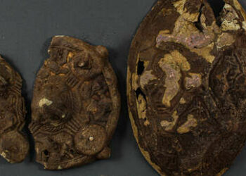 Una familia encuentra un tesoro vikingo de 1.200 años cuando buscaba en su jardín un pendiente perdido