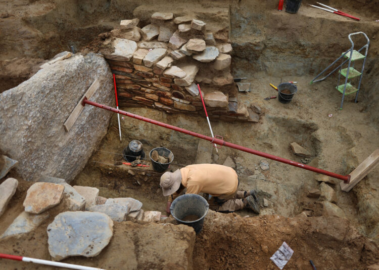 Descubren que una roca con extraños grabados es un antiguo «mapa del tesoro» gigante