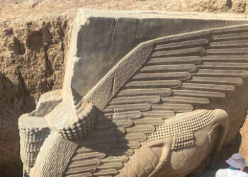Recuperan en Irak la escultura de una deidad asiria de 2.700 años enterrada para protegerla del EI