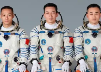 China envía al espacio a su tripulación más joven